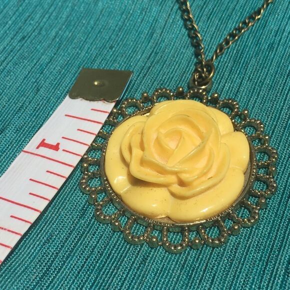 (T2) Vintage Style Flower Necklace - Picture 4 of 4